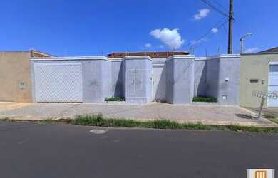 Imagem: A casa à venda possui 3 Dormitórios, 3 Banheiros, 4 Vagas