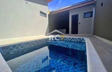 Imagem: A casa possui 4 Dormitórios, 5 Banheiros, 2 Vagas na garagem