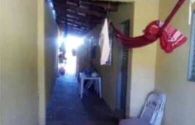 Imagem: A casa possui 4 Dormitórios, 2 Banheiros, 2 Vagas na garagem