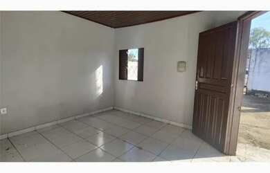 Imagem: A casa possui 3 Dormitórios, 1 Banheiro, 2 Vagas na garagem