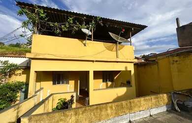 Imagem: A casa possui 4 Dormitórios, 2 Banheiros, 1 Vaga na garagem