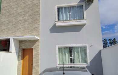 Imagem: A casa possui 2 Dormitórios, 2 Banheiros, 2 Vagas na garagem