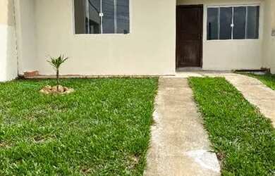 Imagem: A casa possui 3 Dormitórios, 1 Banheiro, 2 Vagas na garagem