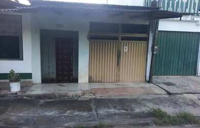 Imagem: A casa à venda possui 2 Dormitórios, 2 Banheiros, 1 Vaga na