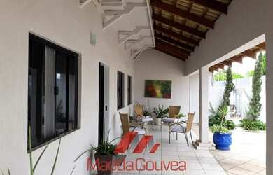 Imagem: A casa possui 4 Dormitórios, 5 Banheiros, 5 Vagas na garagem