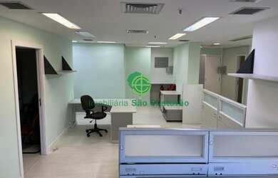 Imagem: O depósito possui 3 Vagas na garagem, 105m² de Área e está