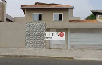 Imagem: A casa possui 3 Dormitórios, 3 Banheiros, 5 Vagas na garagem