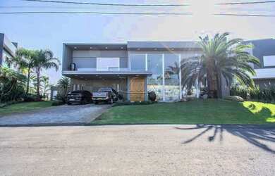 Imagem: A casa em condomínio possui 5 Dormitórios, 5 Banheiros, 3