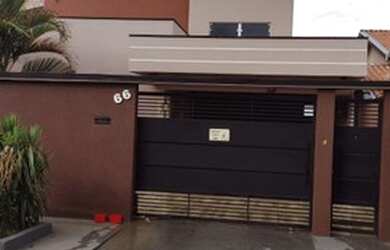 Imagem: A casa possui 3 Dormitórios, 1 Banheiro, 2 Vagas na garagem