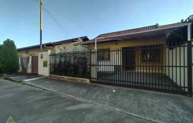 Imagem: A casa possui 2 Dormitórios, 2 Banheiros, 1 Vaga na garagem