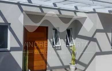 Imagem: A casa possui 3 Dormitórios, 1 Banheiro, 2 Vagas na garagem