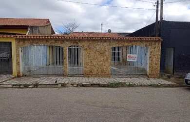 Imagem: A casa possui 4 Dormitórios, 4 Banheiros, 5 Vagas na garagem