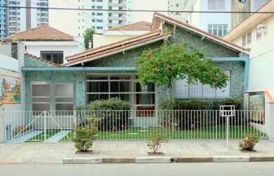 Imagem: A casa possui 3 Dormitórios, 1 Banheiro, 1 Vaga na garagem