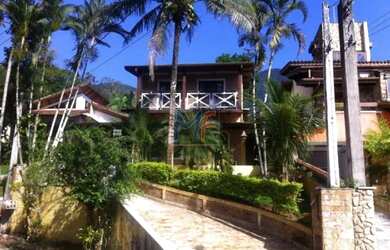 Imagem: A casa possui 5 Dormitórios, 5 Banheiros, 4 Vagas na garagem