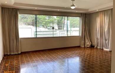 Imagem: A casa possui 3 Dormitórios, 5 Banheiros, 4 Vagas na garagem