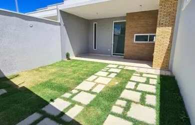 Imagem: A casa possui 3 Dormitórios, 3 Banheiros, 2 Vagas na garagem