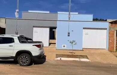 Imagem: A casa possui 2 Dormitórios, 2 Banheiros, 2 Vagas na garagem