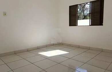 Imagem: A casa possui 3 Dormitórios, 1 Banheiro, 4 Vagas na garagem