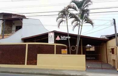 Imagem: A casa possui 3 Dormitórios, 1 Banheiro, 2 Vagas na garagem