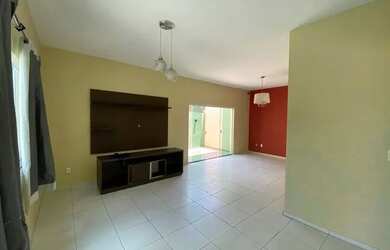 Imagem: A casa possui 4 Dormitórios, 2 Banheiros, 5 Vagas na garagem