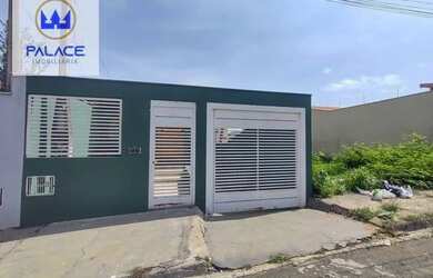 Imagem: A casa possui 3 Dormitórios, 3 Banheiros, 4 Vagas na garagem