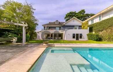 Imagem: A casa possui 5 Dormitórios, 5 Banheiros, 4 Vagas na garagem