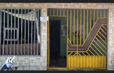 Imagem: A casa possui 3 Dormitórios, 1 Banheiro, 1 Vaga na garagem