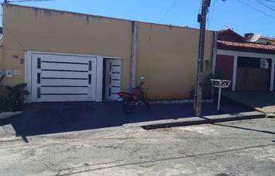 Imagem: A casa possui 3 Dormitórios, 2 Banheiros, 1 Vaga na garagem