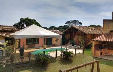 Imagem: A casa possui 2 Dormitórios, 2 Banheiros, 3 Vagas na garagem