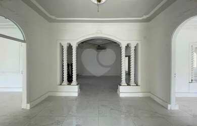 Imagem: A casa possui 1 Dormitório, 5 Banheiros, 5 Vagas na garagem