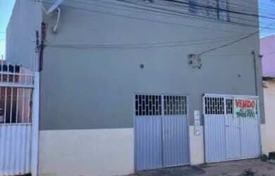 Imagem: A casa possui 3 Dormitórios, 1 Banheiro, 2 Vagas na garagem