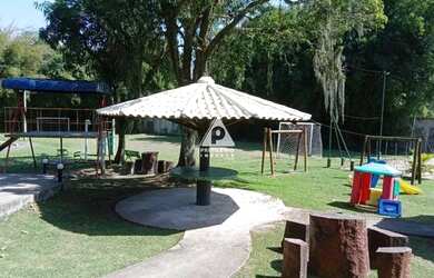 Imagem: A casa possui 4 Dormitórios, 3 Banheiros, 2 Vagas na garagem