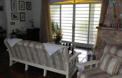 Imagem: A casa possui 3 Dormitórios, 4 Banheiros, 5 Vagas na garagem