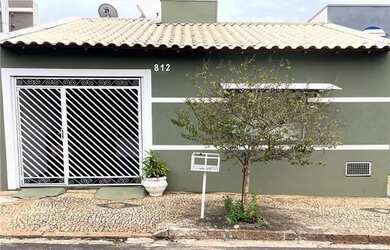 Imagem: A casa possui 3 Dormitórios, 2 Banheiros e 134m² de Área