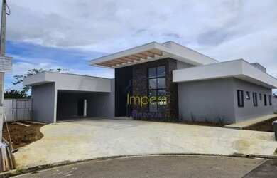 Imagem: A casa em condomínio possui 4 Dormitórios, 4 Banheiros, 4