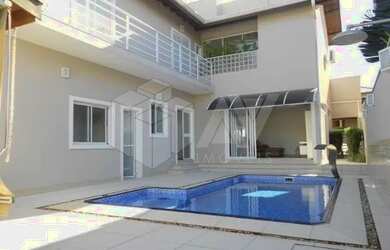 Imagem: A casa possui 4 Dormitórios, 5 Banheiros, 3 Vagas na garagem