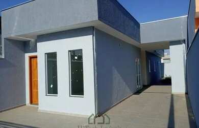 Imagem: A casa possui 3 Dormitórios, 2 Banheiros, 3 Vagas na garagem