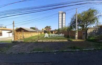 Imagem: A casa possui 2 Dormitórios, 1 Banheiro, 2 Vagas na garagem