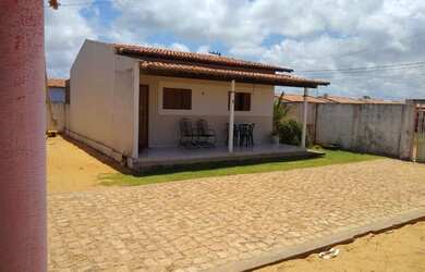 Imagem: A casa possui 2 Dormitórios, 1 Banheiro, 2 Vagas na garagem