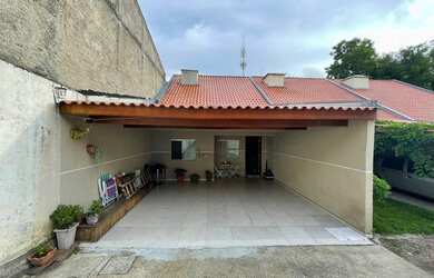 Imagem: A casa possui 2 Dormitórios, 2 Banheiros, 2 Vagas na garagem