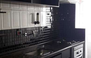 Imagem: O apartamento possui 2 Dormitórios, 1 Banheiro, 1 Vaga na garagem