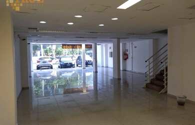 Imagem: O depósito possui 5 Vagas na garagem, 318m² de Área e está