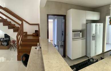 Imagem 13: Casa de condomínio para venda tem 350 metros quadrados com 4 quartos