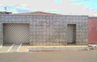 Imagem: A casa possui 3 Dormitórios, 1 Banheiro, 2 Vagas na garagem