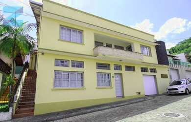 Imagem: A casa possui 4 Dormitórios, 4 Banheiros, 1 Vaga na garagem