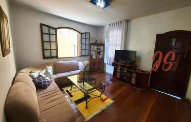 Imagem: A casa possui 3 Dormitórios, 2 Banheiros, 5 Vagas na garagem