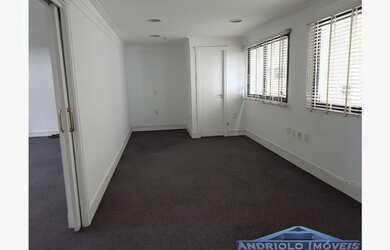 Imagem: O depósito possui 4 Vagas na garagem e 121m² de Área e está