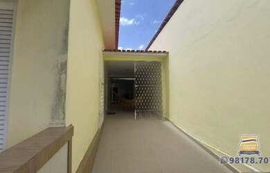 Imagem: A casa possui 4 Dormitórios, 5 Banheiros, 3 Vagas na garagem