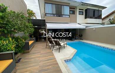 Imagem: A casa em condomínio possui 5 Dormitórios, 5 Banheiros, 340m²