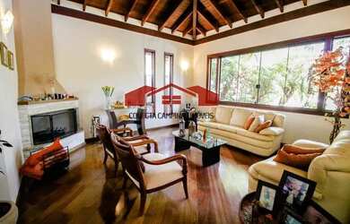 Imagem: A casa possui 4 Dormitórios, 5 Banheiros, 4 Vagas na garagem